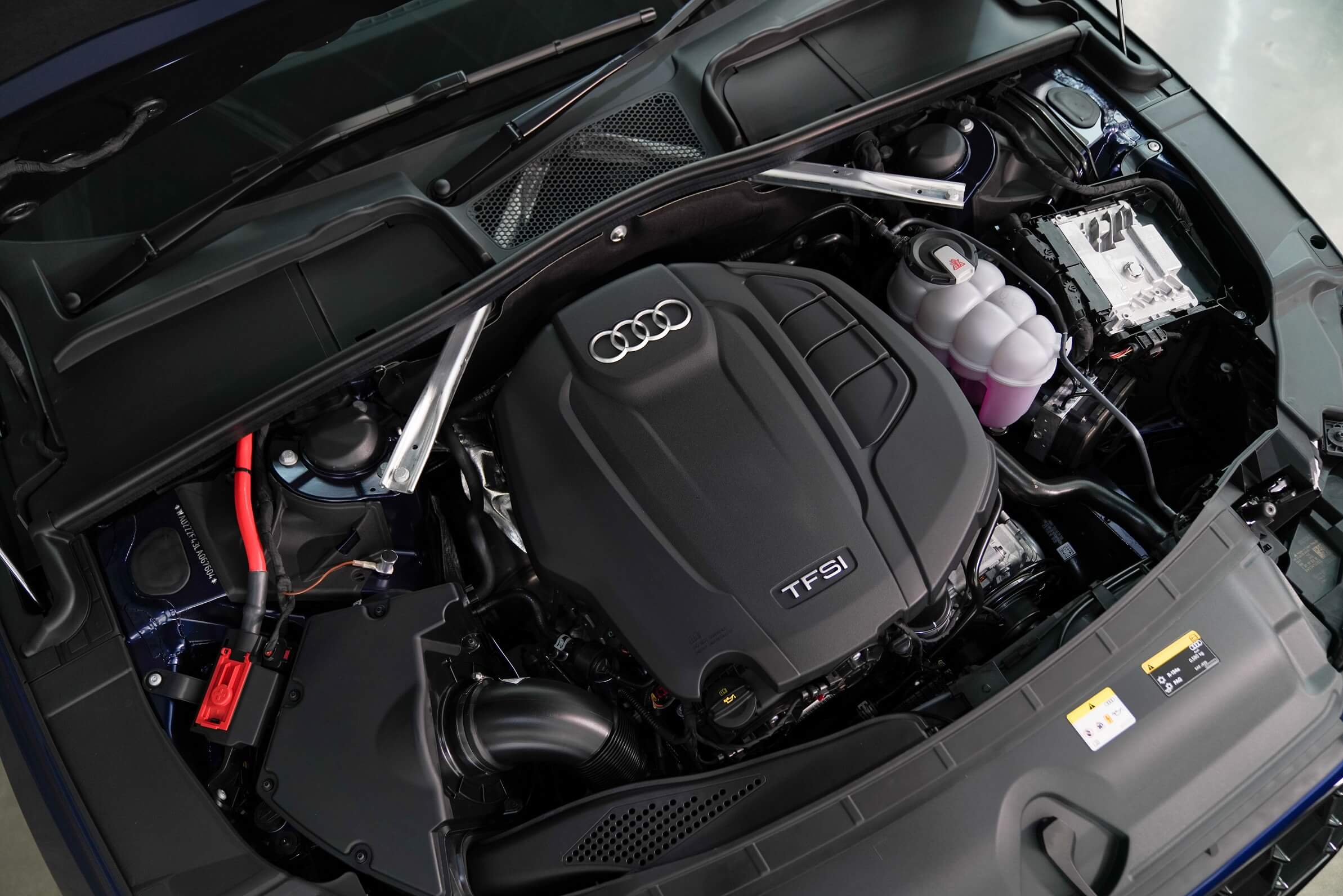 Audi Thailand รุกต่อ เรียกเสียงฮือฮาอีกครั้งกับ Audi A4 Avant รุ่นไมเนอร์เชนจ์  ครบเครื่อง สปอร์ตขึ้น ออฟชั่นเพียบ พร้อมส่งมอบรถทันที