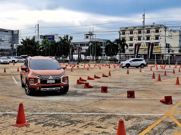 มิตซูบิชิ มอเตอร์ส ประเทศไทย จัดกิจกรรมทดสอบรถยนต์แบบเอ็กซ์คลูซีฟ พร้อมให้ลูกค้าเยี่ยมชมสถาบันการศึกษาและฝึกอบรม  สร้างความเชื่อมั่นด้านคุณภาพบริการ