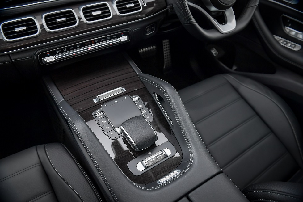 เมอร์เซเดส-เบนซ์ ก้าวข้ามทุกบรรทัดฐานความหรูหราด้วย  “Mercedes-Benz GLS 350 d 4MATIC AMG Premium” รุ่นประกอบในประเทศใหม่  ผสานความแข็งแกร่งแบบเอสยูวีเข้ากับที่สุดแห่งความหรูหราในแบบฉบับของเมอร์เซเดส-เบนซ์