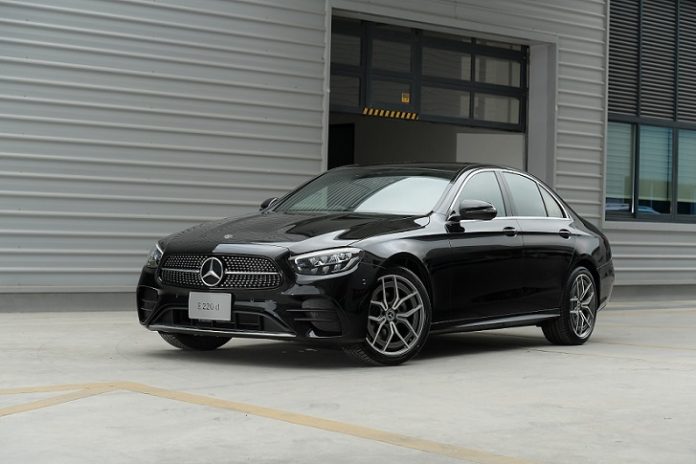 สะกดทุกสายตากับ “Mercedes-Benz The new E-Class” เมอร์เซเดส-เบนซ์เผยโฉมใหม่ดีไซน์สุดโฉบเฉี่ยวของรถยนต์รุ่นที่ได้รับความนิยมสูงสุด พร้อม 3 ทางเลือกของรุ่นปลั๊กอินไฮบริดและดีเซล เปิดราคาเริ่มต้นที่ 3.19 ล้านบาท