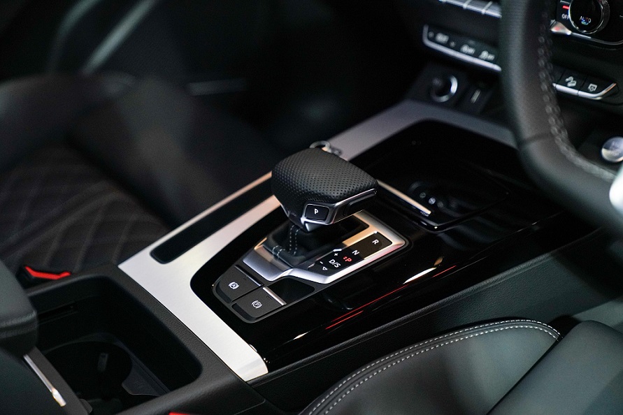 อาวดี้ รุกต่อเนื่อง เปิดตัวพรีเมียม SUV The New Audi Q5 45 TFSI quattro S line Black Edition ณ Motor Show 2021 ในราคาเพียง 3,990,000 บาท พร้อมให้ทุกท่านสัมผัส RS e-tron GT ก่อนใครในเอเชีย พร้อมปะทะกับทัพ RS หลากหลายรุ่น ใส่เต็มกับแคมเปญ 0% นานสุด 7 ปี ไม่มีบอลลูน ห้ามพลาดเจอกันที่ Motor Show 2021