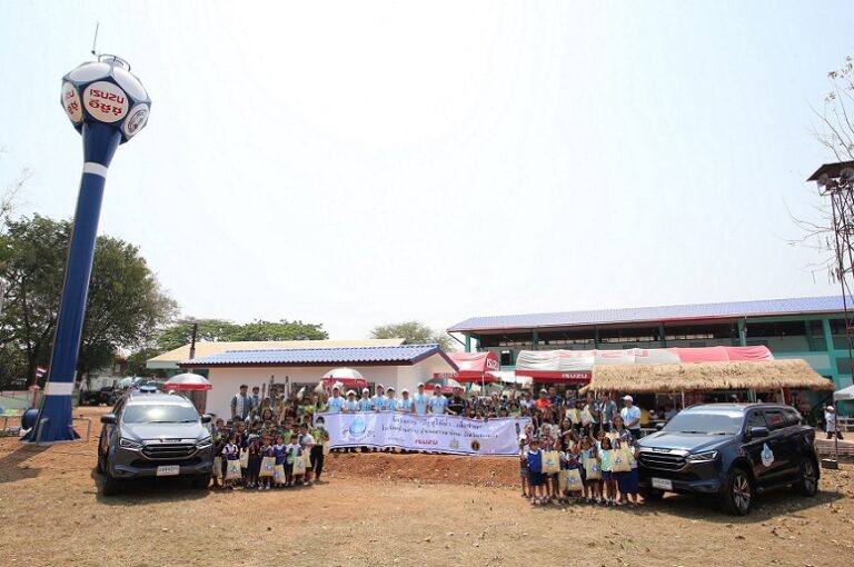 อีซูซุเดินหน้าส่งมอบโครงการ “อีซูซุให้น้ำ…เพื่อชีวิต” แห่งที่ 42 แก่โรงเรียนบ้านสว่าง  อำเภอพรรณานิคม จังหวัดสกลนคร