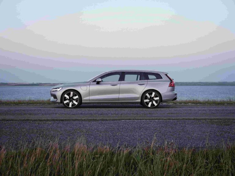 Volvo V60 Recharge Plug-in Hybrid ได้รับเลือกให้เป็น Car of the Year ประเภทรถแฮทช์แบคเครื่องยนต์ไฮบริดต่ำกว่า 2,000 ซีซี