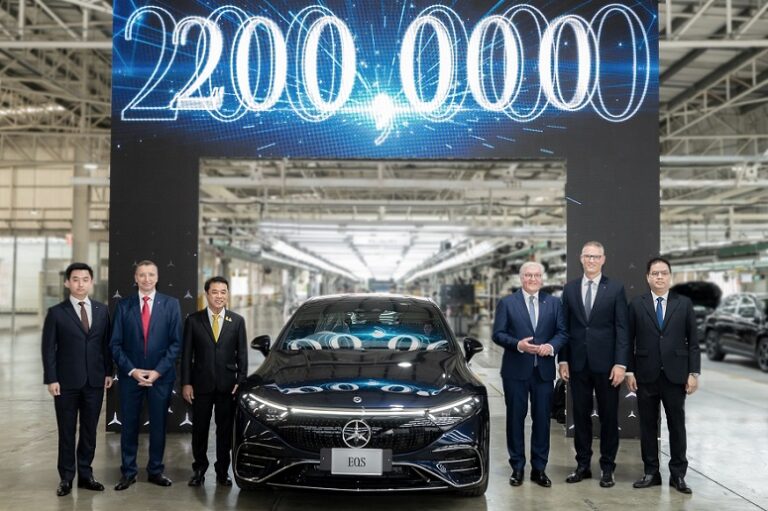 เมอร์เซเดส-เบนซ์ ต้อนรับประธานาธิบดีเยอรมนีฯ เยี่ยมชมโรงงานประกอบรถยนต์ พร้อมเฉลิมฉลองรถยนต์คันที่ 200,000 จากสายการผลิตในประเทศไทย