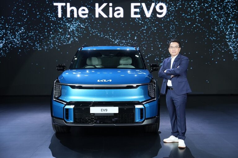 “เกีย เซลส์ (ประเทศไทย)” ประเดิมเซกเมนต์รถยนต์เอสยูวีขนาดใหญ่ ไฟฟ้า 100%  ด้วยการเปิดตัว “Kia EV9” เอสยูวี 6 ที่นั่งรุ่นแรกในประเทศไทย ขับเคลื่อนด้วยพลังงานไฟฟ้าเต็มรูปแบบ พลิกโฉมการขับขี่ด้วยการมอบประสบการณ์การใช้งานระดับ ‘พรีเมียม สมาร์ท’ พร้อมการรับประกัน 7 ปี ฟรีค่าบำรุงรักษาตามระยะ และความช่วยเหลือฉุกเฉิน